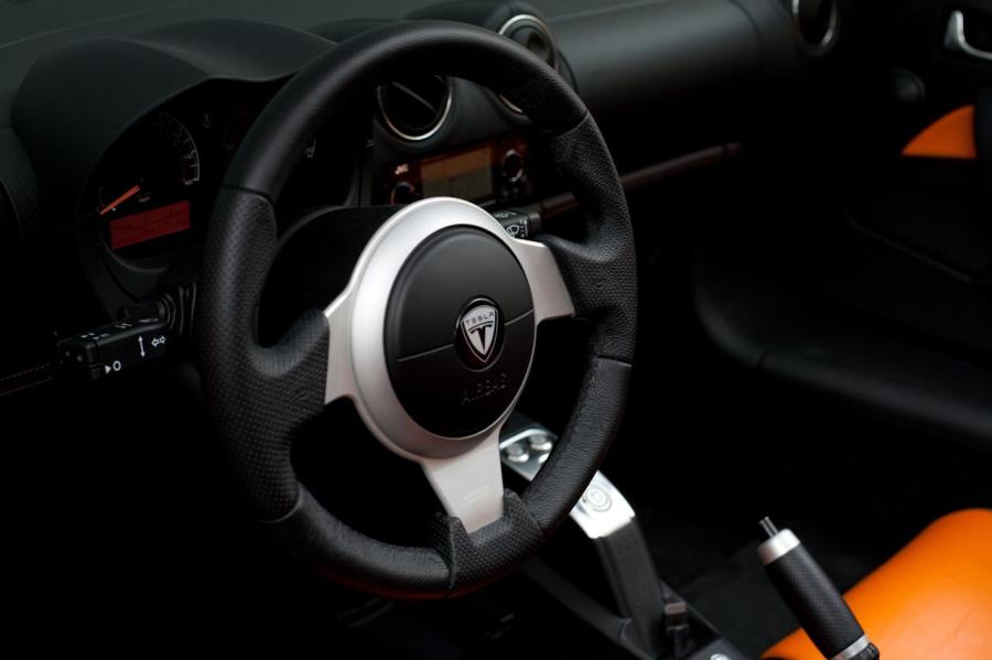 Детали интерьера Tesla Roadster Sport 2010 года  (фото 44 из 66)